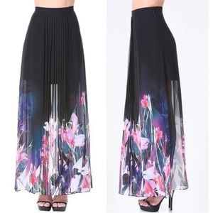❗️NWOT BEBE PLEATED FLORAL MAXI SKIRT❗️